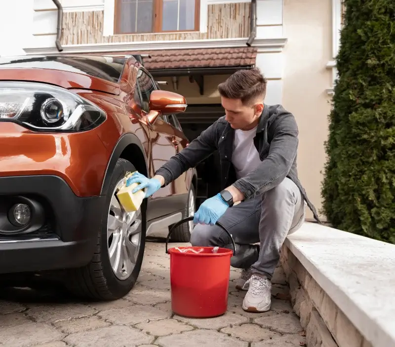 Lavage auto à domicile Pierrefontaine-les-Varans : professionnel intervenant sur un véhicule